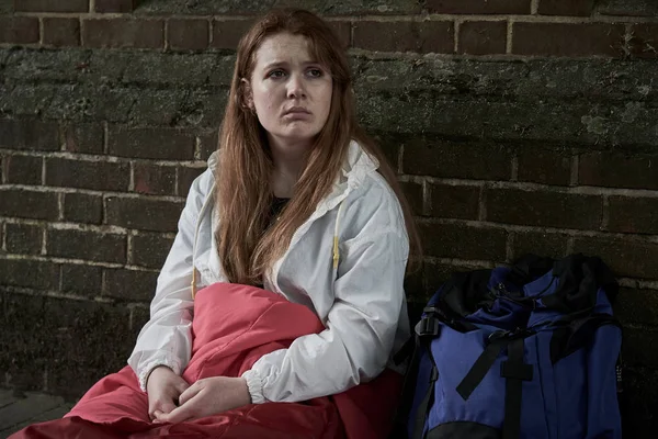 Vulnerable Teenage Girl Sleeping On The Street — Stock Photo, Image