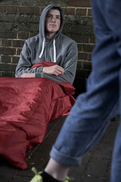 Adolescent vulnérable garçon dormir sur la rue — Photo