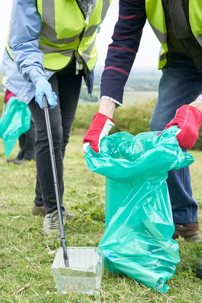Close Up Of Helpful Senior Couple Collecting Litter In Countrysi — Stock Photo, Image