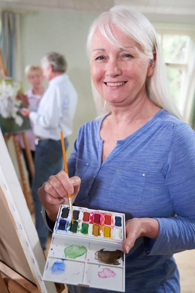 Portret starszy kobieta uczestniczy malarstwo Klasa z nauczyciel — Zdjęcie stockowe