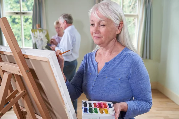 Csoport idősek részvétel festészet osztály tanár — Stock Fotó