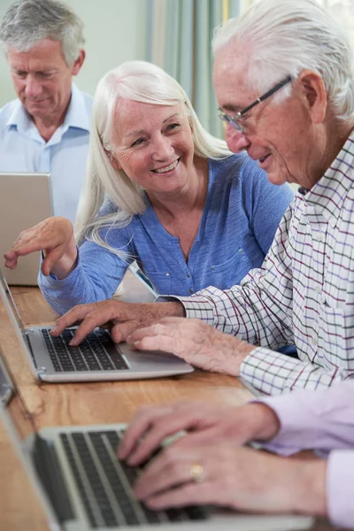 Tutor ayudando a un hombre mayor en la clase de informática — Foto de Stock