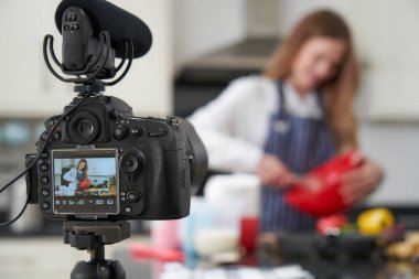  Kadın Vlogger Için Yemek Hakkında Sosyal Medya Video Yapma 