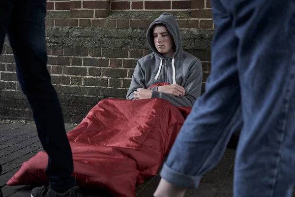 Adolescent vulnérable garçon dormir sur la rue — Photo