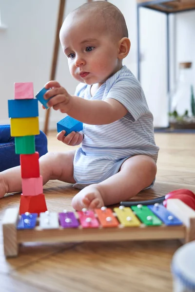 Mère avec 8 mois bébé fils apprendre en jouant avec Colou — Photo