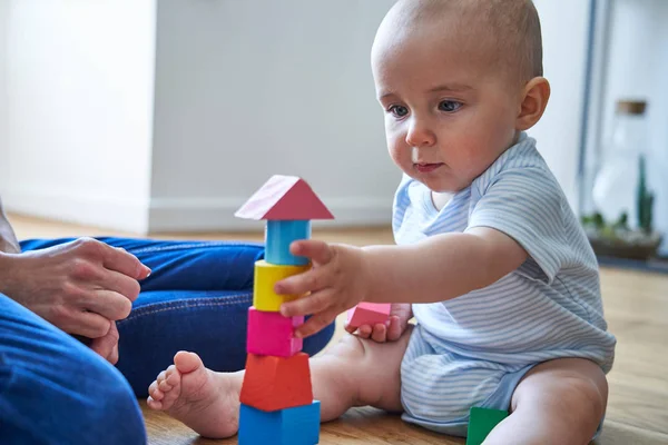 Mamma med 8 månader gammal baby son lärande genom att leka med C — Stockfoto