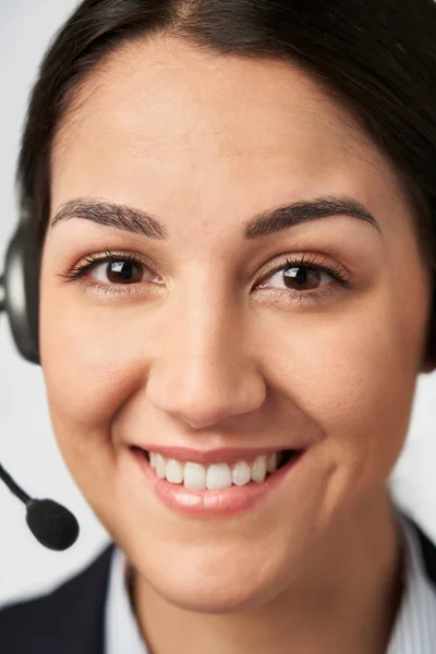 Portret van lachende zakenvrouw het dragen van telefoon headset in C — Stockfoto