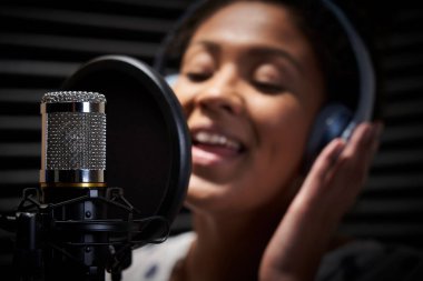 Kadın Vokalist Giyen Kulaklıklar Mikrofona Re Into Singing