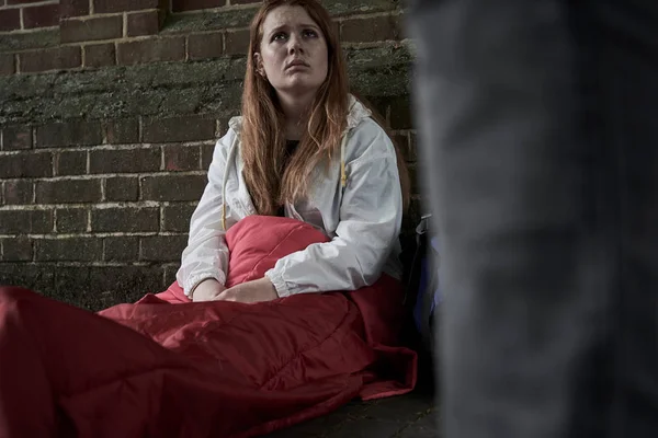 Vulnerable Homeless Teenage Girl Sleeping On The Street — Stock Photo, Image