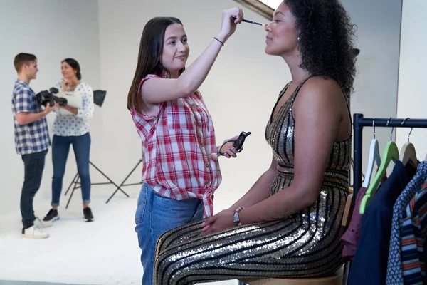 Maquillaje artista que trabaja en sesión de fotos de moda en Photographers Studio —  Fotos de Stock