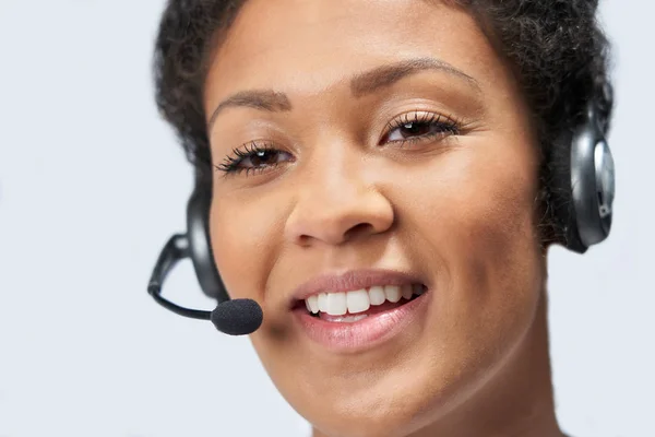 Close-up van zakenvrouw die telefoon headset in klant draagt — Stockfoto