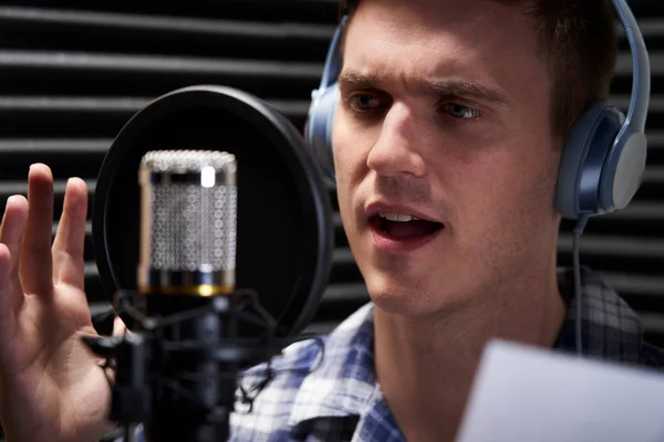 Man In Recording Studio Talking Into Microphone — Stock Photo, Image