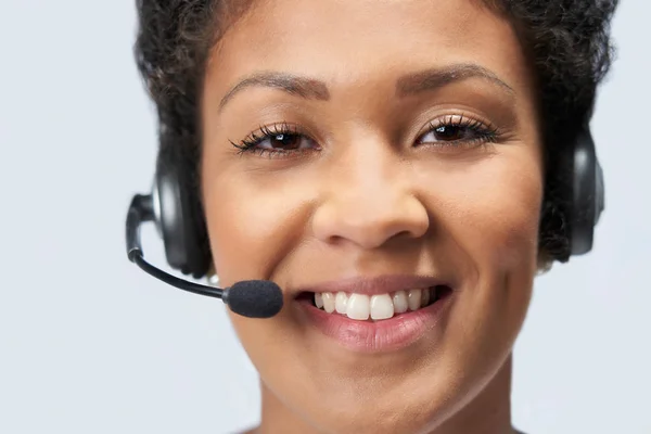 Porträtt av affärskvinna bär telefonheadset i kund — Stockfoto