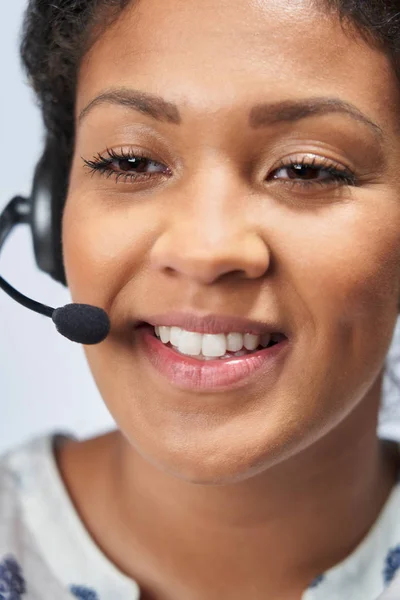 Närbild av affärskvinna bär telefonheadset i kund — Stockfoto