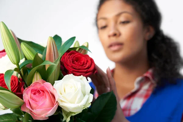 リリーとRの花束をアレンジする女性花屋のスタジオショット — ストック写真
