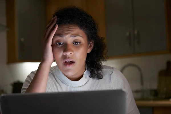 Mujer infeliz en casa con la computadora siendo intimidado en línea en Soci —  Fotos de Stock
