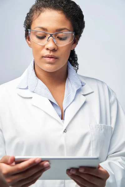 Tiro do estúdio do técnico do laboratório fêmea que trabalha com Digital — Fotografia de Stock