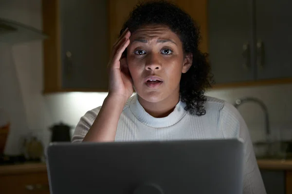 Retrato de mulher infeliz em casa com computador vítima de Online — Fotografia de Stock