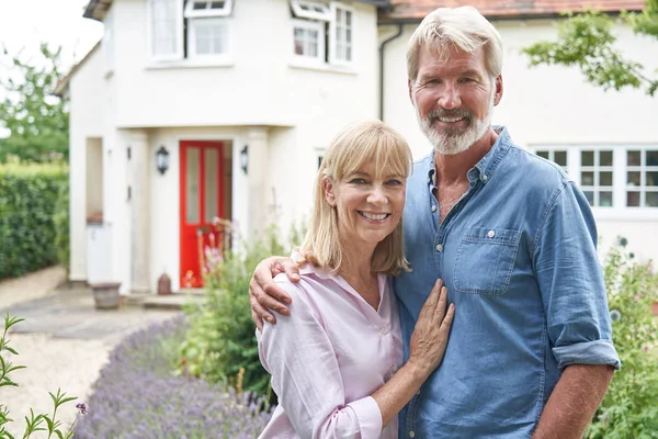 Portrait De Couple Mature Debout Dans Le Jardin Devant Le Rêve H — Photo