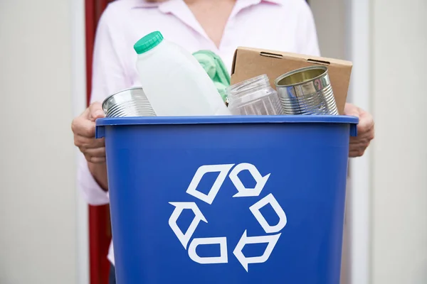 Zamknąć w górę z kobieta Holding Recycling bin z wielokrotnego użytku odpady Outsid — Zdjęcie stockowe