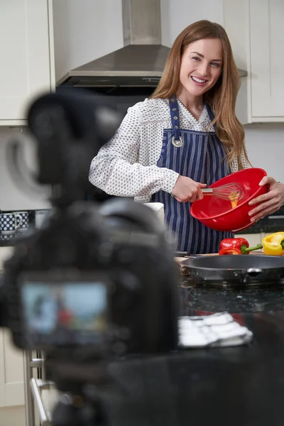 Vlogger femelle faisant la vidéo de médias sociaux au sujet de la cuisine pour le je — Photo