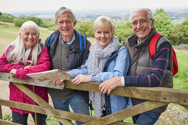 Portrett av gruppe av seniorvenner på tur i landet Standi – stockfoto