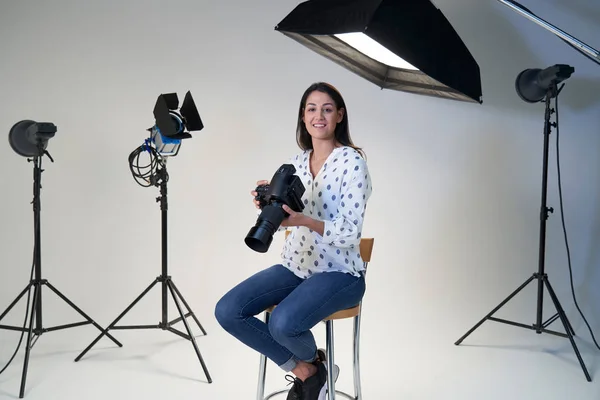 Retrato do fotógrafo fêmea no estúdio para a sessão de fotos com C — Fotografia de Stock