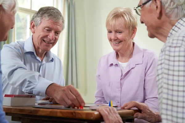 Groep van gepensioneerde vrienden spelen bordspel op Social Club — Stockfoto