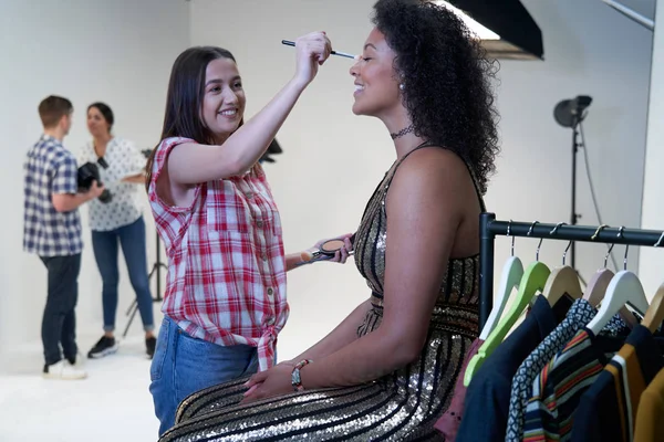 Maquillaje artista que trabaja en sesión de fotos de moda en Photographers Studio —  Fotos de Stock