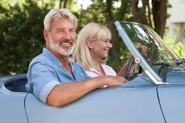 Retrato Pareja Madura Disfrutando Viaje Por Carretera Clásico Coche Deportivo — Foto de Stock