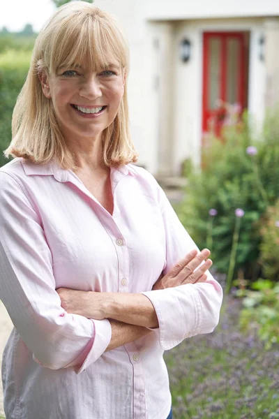 Portrait Of Mature Woman Standing In Garden In Front Of Dream Ho — Stock Photo, Image