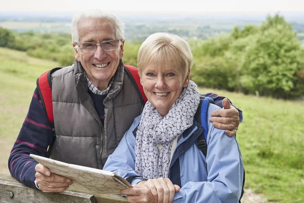 Pensiun Pasangan Pada Liburan Berjalan Beristirahat Pada Gerbang Dengan Peta — Stok Foto