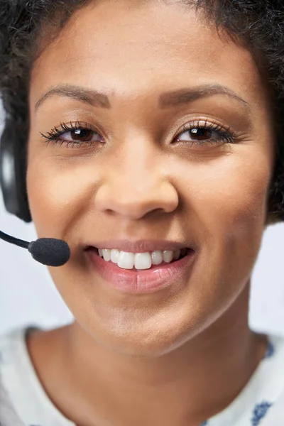 Portret van zakenvrouw het dragen van telefoon headset in klant — Stockfoto