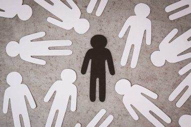 Siyah beyaz kağıt figürler. Sosyal ayrımcılık ve ırkçılık.