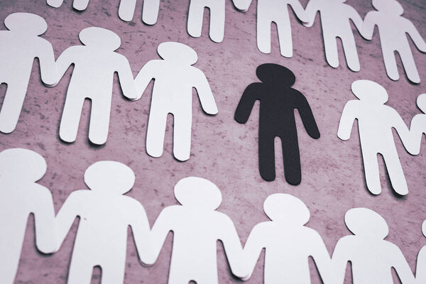 Черно-белые фигурки. Социальная дискриминация и расизм.