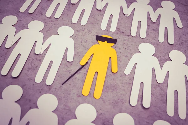 Figura de um homem cego no meio de figuras brancas de pessoas. — Fotografia de Stock