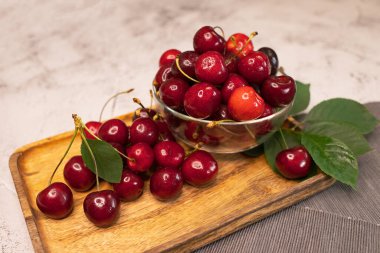 Masada taze kirazlar.