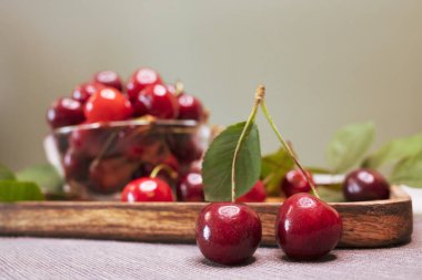 Masada taze kirazlar.