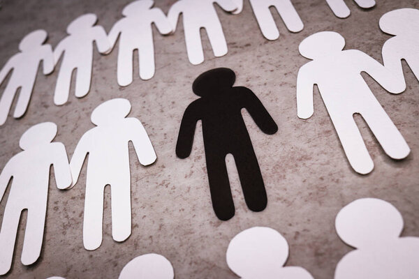 Черно-белые фигурки. Социальная дискриминация и расизм.