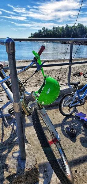 Зеленый Велосипедный Шлем Океана — стоковое фото