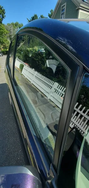 Araba penceresindeki çitin yansıması