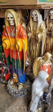 Cadılar Bayramı iskelet heykelleri boyadı