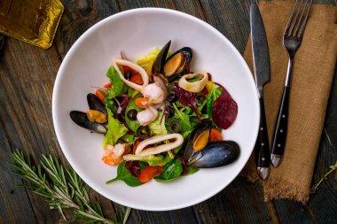 Lezzetli deniz ürünleri ve zeytinli salata.