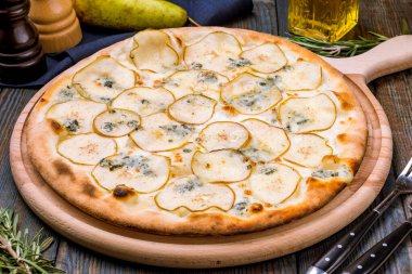 Armut ve Gorgonzola peynirli pizza..