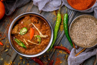 Bakırda koyun eti Rogan Josh Hint yemeği