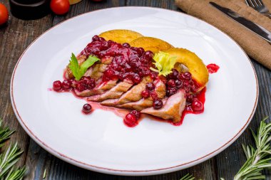 Çilek soslu ördek göğsü