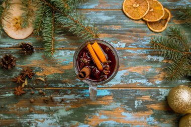 Eski ahşap arka planda sıcak şarap