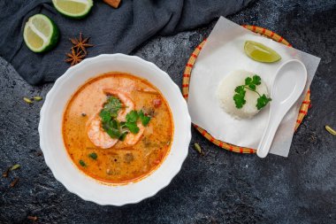 Geleneksel Vietnam baharatlı karidesli Tom Yam çorbası.