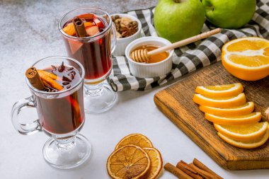 Hafif beton arka planda sıcak şarap.