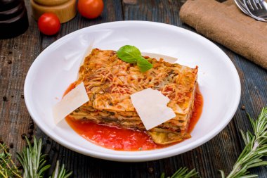 Beyaz tabakta parmesanlı patlıcan